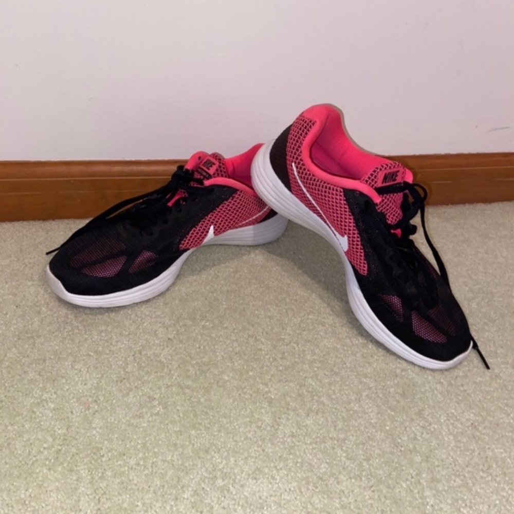 Nike Revolution 3 - Size 7